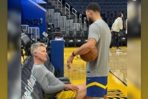 09雙雄互動(dòng)！庫(kù)里上腳哈登10代戰(zhàn)靴 哈登INS轉(zhuǎn)發(fā)：????