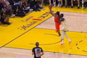 ??穆迪失誤 追夢回追對著杰倫威一個兇狠犯規(guī) 2犯下去了