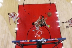 一錘定音！斯科蒂·巴恩斯防守建功 大帽扇飛阿夫迪亞投籃