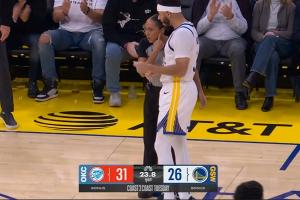 ??兄弟籃球弟弟先上！賽斯-庫(kù)里首節(jié)末登場(chǎng) 勇士主場(chǎng)全場(chǎng)歡呼！