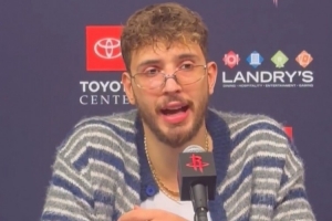 申京：通常中鋒都不樂意球隊(duì)再簽別的中鋒 但續(xù)約亞當(dāng)斯我很開心