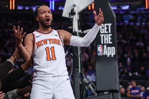 這不應該??！新秀詹姆斯外線出手造成布倫森三分犯規(guī)