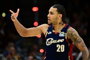 一馬當(dāng)先！泰森反擊直奔籃下 起飛滑翔單手暴力灌筐