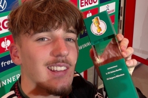 官方：17歲倫納特·卡爾當(dāng)選拜仁vs柏林聯(lián)合全場(chǎng)最佳球員