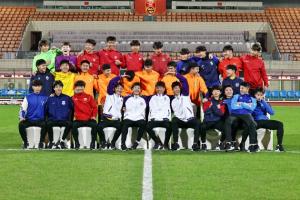 國(guó)字號(hào)罕見(jiàn)一幕！U16國(guó)足穿俱樂(lè)部衣服拍攝大合照，致敬母隊(duì)??