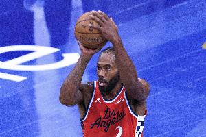 終于拿到復(fù)出后首勝！小卡全場(chǎng)21中7&三分7中1得到21分6板5助2斷