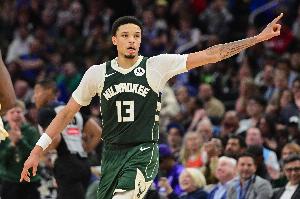 太慘了！羅林斯防守被康寧漢姆撞到面部出血 返回更衣室