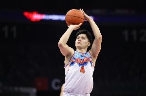 太猛了！伊力福拉提半場10中6轟下17分1板 半場壓哨接力三分