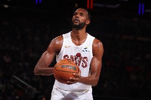 打出心得了？小莫布里內(nèi)線接球 撤步迎著克林根后仰中投再進(jìn)！