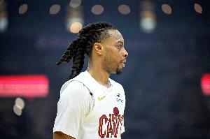 在場上干啥呢！加蘭半場15分鐘僅得4分&7中1 首節(jié)就3犯規(guī)