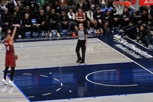 淡淡的憂傷！女裁判擊地給希羅傳球 無意打到小希羅