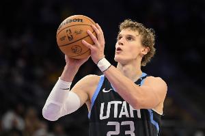 穩(wěn)定發(fā)揮！馬爾卡寧半場(chǎng)10中6拿到12分3籃板