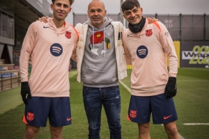 回家看看！伊涅斯塔造訪巴薩訓(xùn)練基地，和佩德里、費(fèi)爾明親切交流