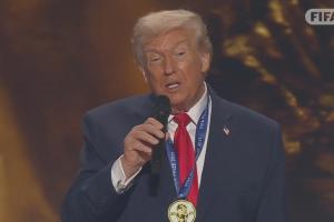 獲頒國(guó)際足聯(lián)和平獎(jiǎng)，特朗普：這無(wú)疑是我生命中最崇高的榮譽(yù)之一