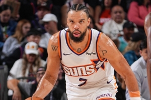 苦苦硬扛老東家！狄龍上半場(chǎng)15中8得18分1板3助 得分全隊(duì)最高