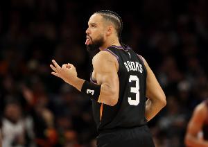 這就是價(jià)值！狄龍積極拼搶拿回球 直接運(yùn)一步拋投2+1！