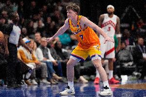 不懼強(qiáng)敵！黃蜂本賽季3戰(zhàn)猛龍贏下2場(chǎng) 唯一敗績(jī)拜巴恩斯封蓋所賜