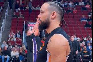 首節(jié)14分！狄龍賽前熱身目不轉(zhuǎn)睛緊盯火箭方向 晃頭松肩挑戰(zhàn)狀態(tài)