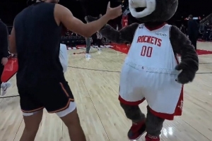 人緣還是很棒的！狄龍賽前和火箭主場(chǎng)的吉祥物熊嬉戲打鬧