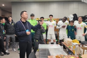 周金輝來到球隊更衣室，為球隊送上鼓勵