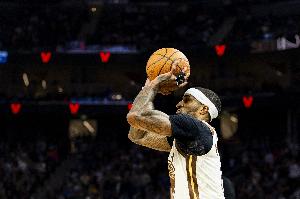 被干擾了！小佩頓上籃遭遇加蘭補防被籃筐拒絕