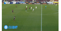 齊米卡斯斷球直塞，弗格森先過一人，隨后突入禁區(qū)被斷
