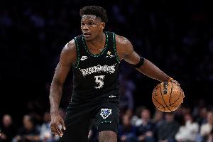 愛(ài)德華茲上半場(chǎng)5中3&6罰6中拿到12+3+3+2 出現(xiàn)4次失誤&正負(fù)值-14