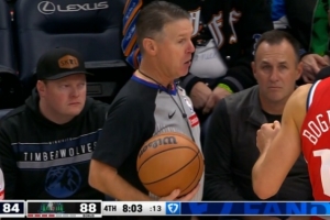 是不是故意的??康利發(fā)球博格丹干擾直接拍到裁判臉上