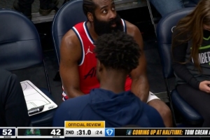 幸無大礙！哈登三分被戈貝爾墊腳犯規(guī) 裁判回看后給后者一級(jí)惡犯