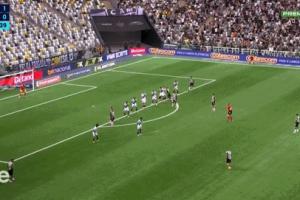 標志性重炮！39歲胡爾克轟超遠任意球，生涯503球+2025隊內(nèi)射手王