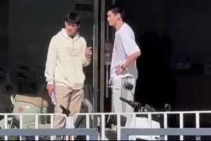 廣東男籃隊(duì)員標(biāo)配！王洪澤和陳家政一起去店里挑選小電驢