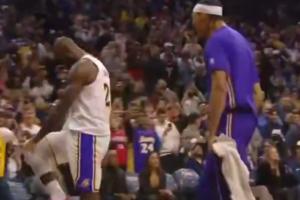 你干嘛！詹姆斯豪邁慶祝再踩霸王步 沒(méi)踩完被海斯推一把中斷了！