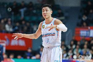 咋不出手呢？高詩(shī)巖半場(chǎng)出戰(zhàn)11分鐘 罰球2中2拿到2分2板3助2斷