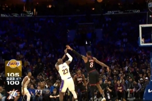 見(jiàn)你就來(lái)勁！詹姆斯長(zhǎng)兩分+三分連續(xù)迎射喬治 連得5分！