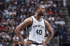 產(chǎn)量和效率都差不少！半場(chǎng)三分對(duì)比：馬刺19中11 鵜鶘僅17中4