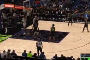 啃老啊！巴恩斯上籃助馬刺破得分荒 隨后轉(zhuǎn)身大幅度后仰也有