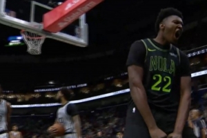 機(jī)動(dòng)性可以！奎因反擊一條龍打成2+1 科內(nèi)特退防還摔倒