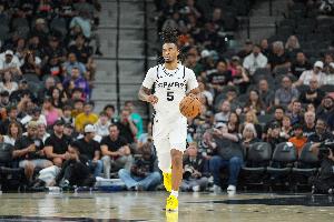 復(fù)出狀態(tài)火熱！福克斯快攻長傳助卡斯爾上籃 后者開局已拿6分！