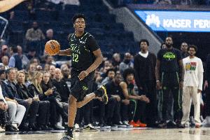 繼續(xù)追！奎因籃下接球 起飛扣籃幫助球隊(duì)縮小分差