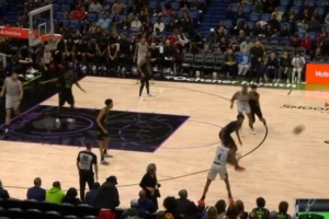 個(gè)位數(shù)分差了！奎因沖擊籃下反身高難度勾手命中 鵜鶘轟出13-0！