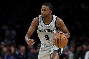 連珠炮！朱利安·尚帕尼和?？怂瓜嗬^飆中三分 幫助馬刺擴大優(yōu)勢