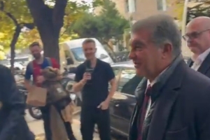 記者：巴薩和法蘭克福高層賽前共進(jìn)午餐，拉波爾塔參與其中