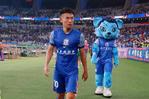 記者：于漢超參加教練員培訓(xùn)班，冬訓(xùn)時以助教身份與申花會合