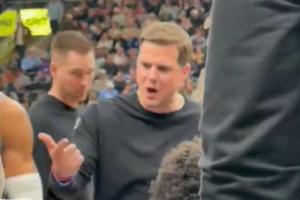 肉眼可見(jiàn)紅溫！爵士教練：每場(chǎng)都這樣我TM真受夠了！都TM拼命點(diǎn)！