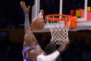 說我不防守？?？怂箵寯嘣噲D上籃 詹姆斯回追左手釘板大帽！