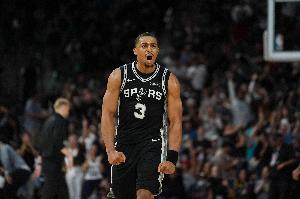 對(duì)比懸殊！馬刺替補(bǔ)三人半場(chǎng)合砍29分 任意一人≥湖人整條板凳席