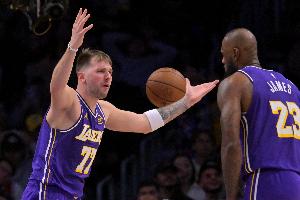 說好的3核無解呢？極致擰巴的湖人 指望交易不如先變陣用好手中牌