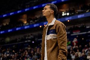 NBA杯半決賽對(duì)陣?yán)做?！解說(shuō)：文班下場(chǎng)要是回來(lái) 能攔住雷霆嗎？