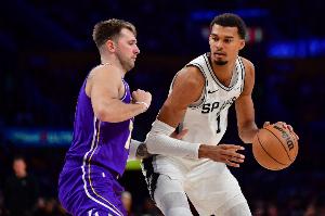 這去哪說(shuō)理？文班亞馬對(duì)陣東契奇0勝5負(fù) 此役缺戰(zhàn)馬刺獲勝