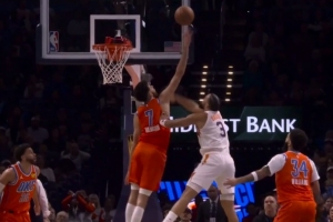 看我瘦就打我？狄龍強頂開切特試圖上籃 切特還是送釘板大帽